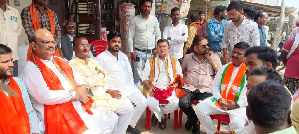 prashantSemri's tweet photo. भारतीय जनता पार्टी के नवनिर्वाचित जिला अध्यक्ष आदरणीय श्री अरविन्द गुप्ता जी का निघासन में प्रथम आगमन पर ढेखरवा चौराहा में स्वागत किया गया जिसमें पार्टी के पदाधिकारी व कार्यकर्ता गण उपस्थित रहे ।
#PrashantSemri https://t.co/ADMdfW6w0T