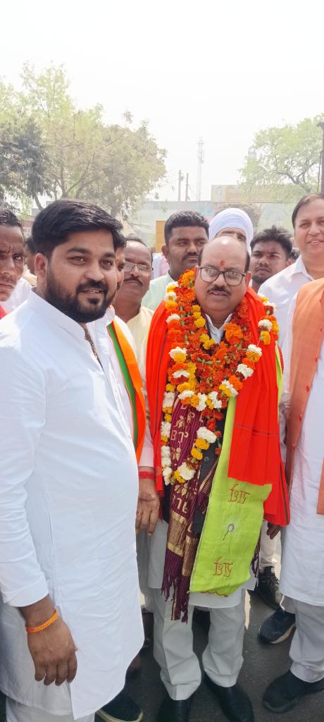 prashantSemri's tweet photo. भारतीय जनता पार्टी के नवनिर्वाचित जिला अध्यक्ष आदरणीय श्री अरविन्द गुप्ता जी का निघासन में प्रथम आगमन पर ढेखरवा चौराहा में स्वागत किया गया जिसमें पार्टी के पदाधिकारी व कार्यकर्ता गण उपस्थित रहे ।
#PrashantSemri https://t.co/ADMdfW6w0T