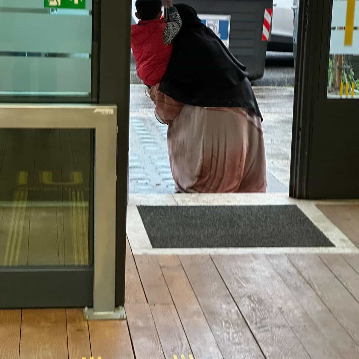 AzzurraBarbuto's tweet photo. Roma, Occidente libero. Questa donna è entrata in banca, ossia all’interno di un ufficio pubblico, completamente travisata, ovvero indossando il velo integrale. Questa condotta è illegale, poiché contraria alle norme sulla pubblica sicurezza e alle norme antiterrorismo. Perché lo accettiamo? Perché non protestiamo? Perché nessuno l’ha invitata ad uscire dall’ufficio? Perché la polizia non la ferma per identificarla? Perché tolleriamo che le nostre regole vengano calpestate? Perché consideriamo la sicurezza qualcosa di scarso valore e siamo disposti a rinunciarvi? Perché abbiamo paura? E di cosa? Di essere giudicati islamofobi? Di apparire poco politicamente corretti? 
Questo nostro atteggiamento ci rende deboli, scoperti, esposti ad ogni genere di pericolo, perché sotto quegli indumenti può nascondersi chiunque e può nascondere qualunque cosa, armi incluse.
Queste immagini mi sono state girate da una gentilissima utente dí Instagram, che era presente in questo ufficio e che, quando ha fatto notare questa anomalia, si è sentita rispondere che il personale era in imbarazzo e non è intervenuto per questo. Imbarazzo? Imbarazzante è restare in silenzio.