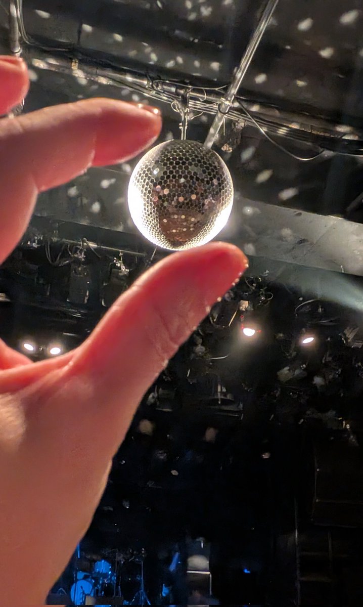 ヘルシンキとドミコのクアトロ楽しかった！ドミコはルーパーで重なっていく音が気持ち良かったしヘルのライブアレンジ最高で薫さんは「ドミコになりたい」って言うけどヘルのままでいてほしい。Helsinki Lambda Club唯一無二なんで！