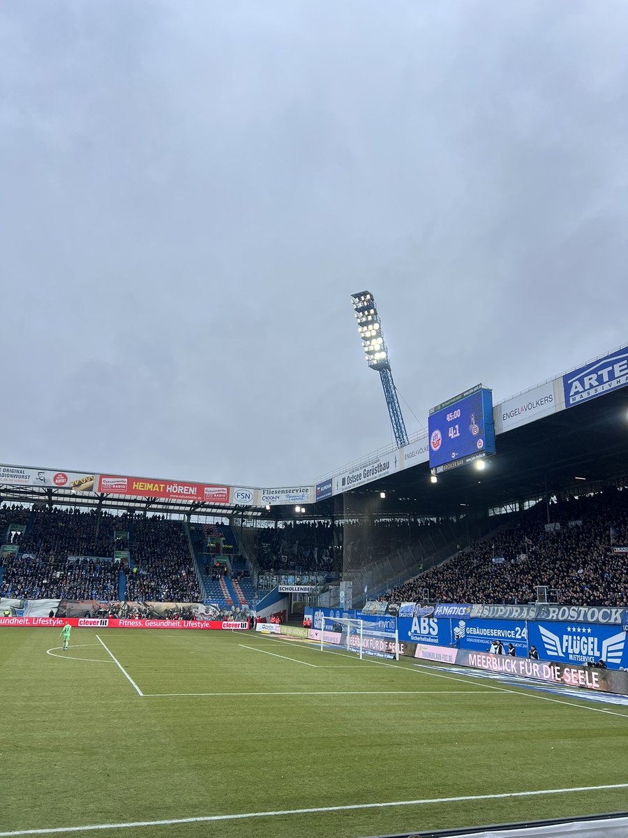 HANSAliveticker's tweet photo. Halbzeit in Rostock! Hansa setzt ein ganz klares Signal im ersten Durchgang und führt auch in der Höhe völlig verdient mit 4:1 zur Halbzeit! Tore: Holten,Lebeau,Dietze,Holten. Stark Hansa!!!
#FCHMSV https://t.co/mwKtMfcYiL