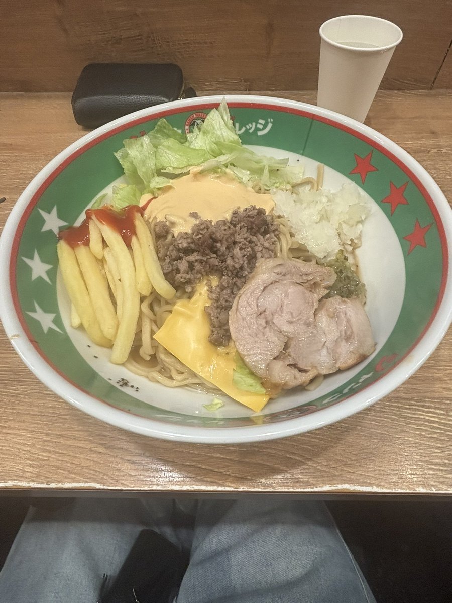 holo_ryu's tweet photo. 噂のビックまぜそバーガーみんなで食べやした https://t.co/QXdH7vCL6W