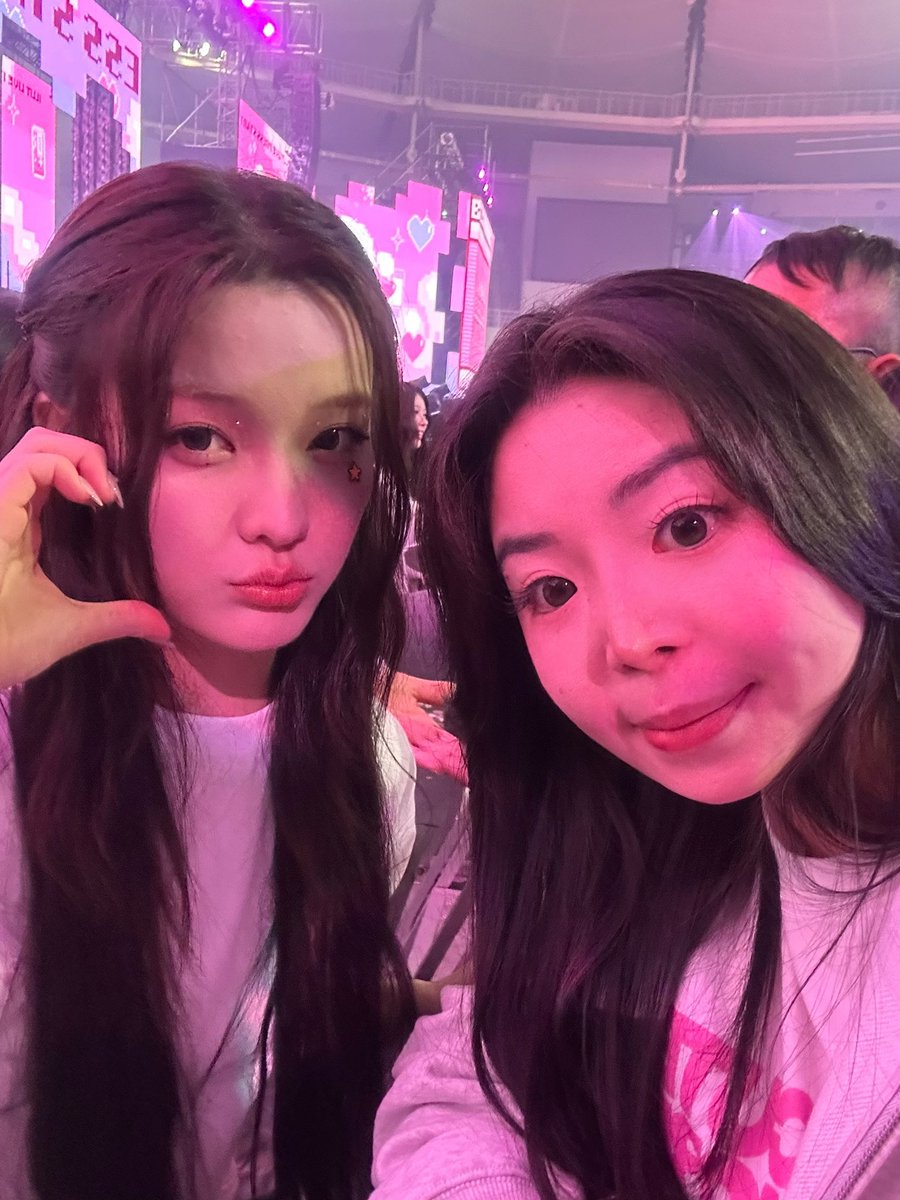 chewywonhee's tweet photo. guys… i took selfies with moka, wonhee, and iroha!!!!😭😭😭😭😭😭
i couldn’t get any pictures with yunah &amp; minju :( they were kinda rushed by the staff😭

#ILLIT #아일릿
#PRESS_START_SEOUL https://t.co/A74XXFz6fy