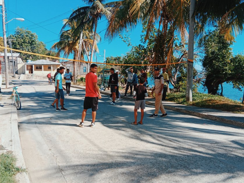 La Toma Deportiva en #Caimanera este mes marzo está dedicada a los deportes de #MarYPlaya. Este sábado los practicantes disfrutan de modalidades como Fútbol, Voleibol de playa, natación, vela, entre otros #DeporteParaTodos.