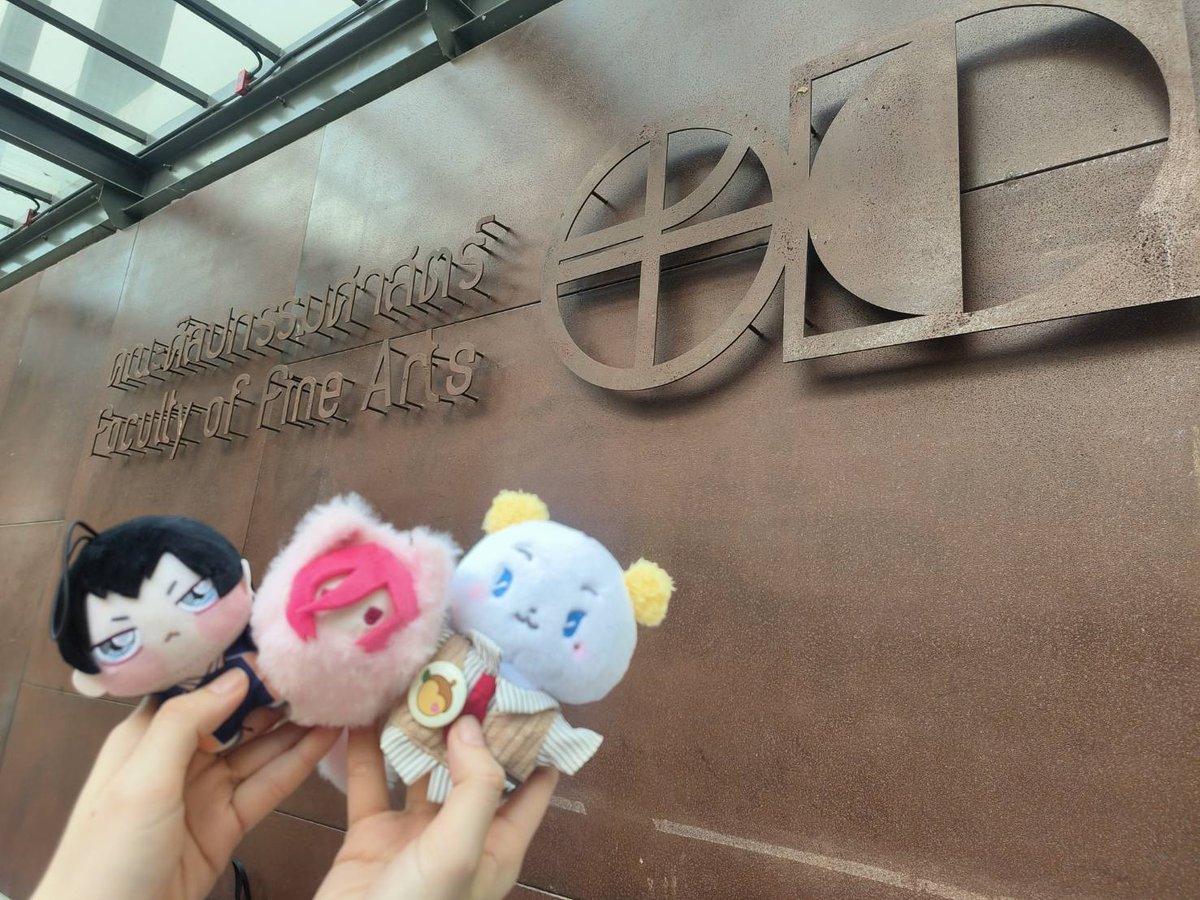 กลับมาเที่ยวมอสอวอทั้งที ถือโอกาสพาแก๊งลูกหลานมาดูคณะที่ยายเรียนจบ ทำงาน หาเงินซื้อเสื้อผ้าให้ใส่ จะได้เป็นเด่กดีกับยาย