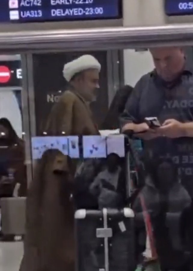 Le religieux chiite filmé à l’Aéroport international Pearson de Toronto, arrivant d’Iran avec sa famille, a été identifié comme étant Hojjatoleslam Morteza Tayyebi.

Comment se fait-il que le Canada permette à des individus liés aux Gardiens de la révolution islamique, un régime