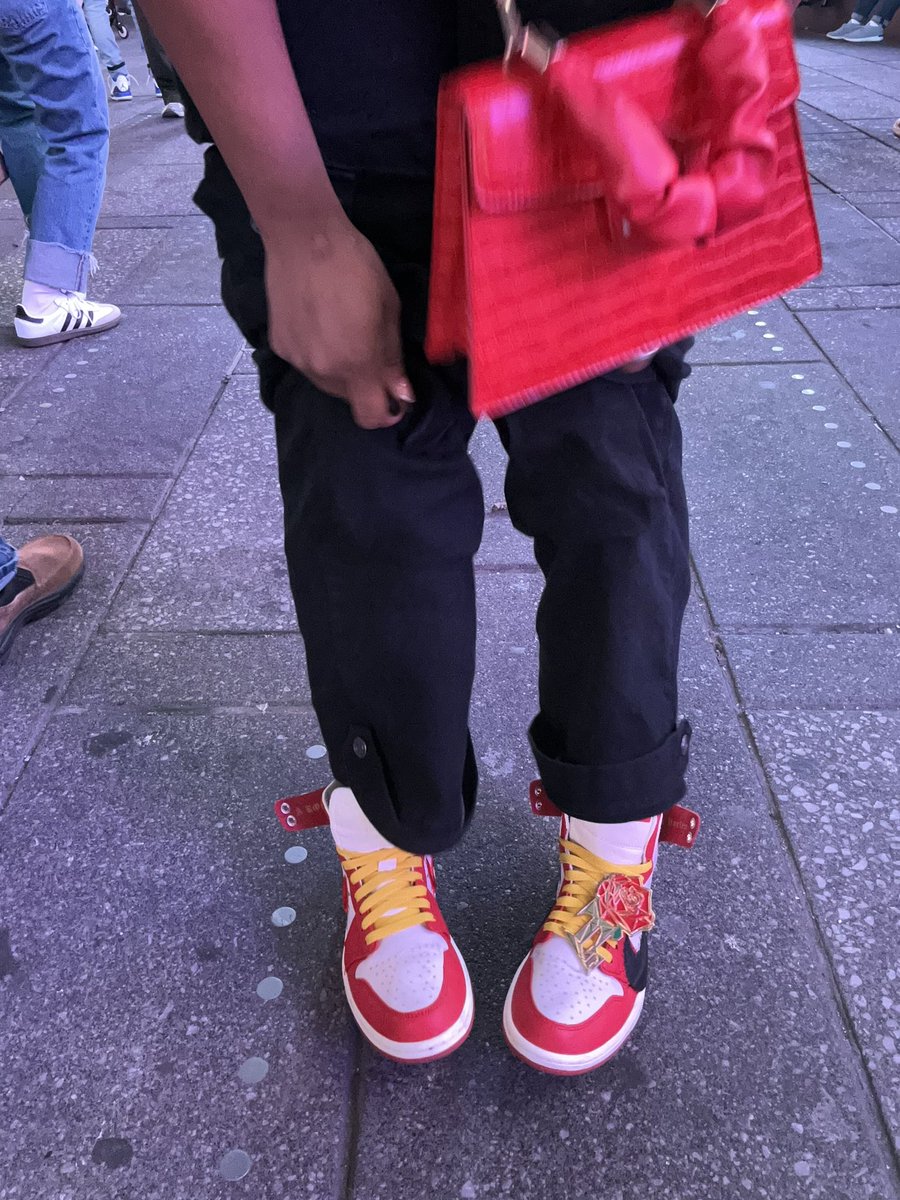 _AkaiSaidSo's tweet photo. My girl sneakers drop today and I can’t even get them right now but best believe I will have them ! It took me a minute to get the last ones but I got them @TEYANATAYLOR https://t.co/iNtZaPgToL