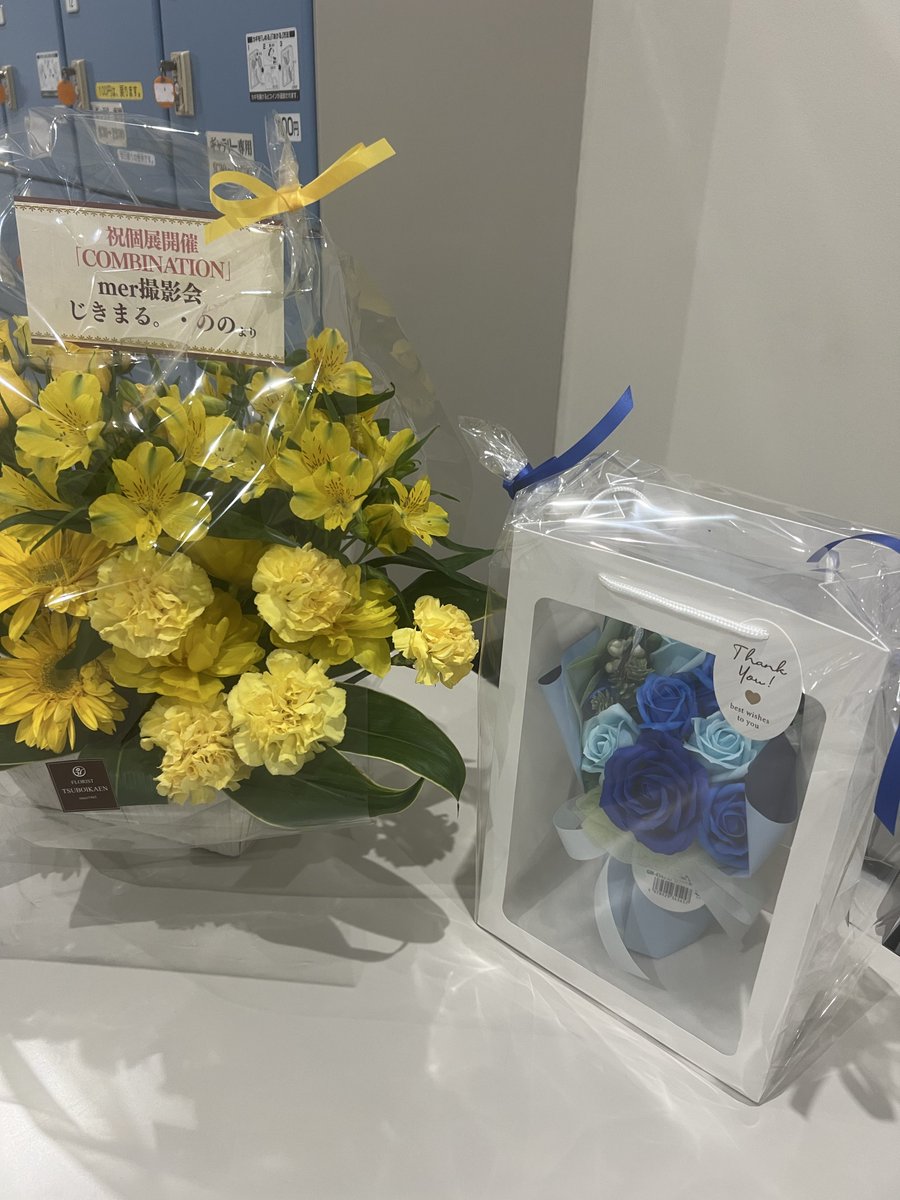 zibunnnokotoga's tweet photo. 個展『COMBINATION』
3日目も無事に終了しました✨

本日は本当にたくさんの方に展示を見ていただき、たくさん写真の話ができたことを感謝しております。

なつみさん@ntm_ptr よりお花もいただき受付はより華やかになりました💐

本日終了後は個展初開催をお祝いいただき楽しい時間を過ごすことができました🍻

明日15日が最終日となりますが、17時最後まで皆様のご来場お待ちしております🙇