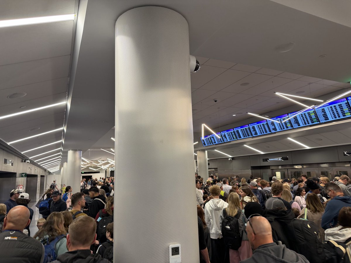 TheDanielRice's tweet photo. Trains down at Denver Airport as of 8:15 am https://t.co/UbksrikA0A