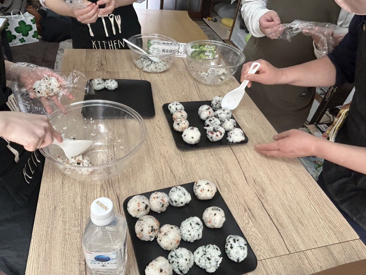 kyoko_iyashi's tweet photo. 今日は
[おにぎりカフェ🍙会]✨️でした

みんなで作って
みんなで食べて(^-^)

おしゃべりしたり
遊んだりと、和やかで楽しい時間でした✨️

詳しくは、また明日♪ https://t.co/8coa4BcSm6