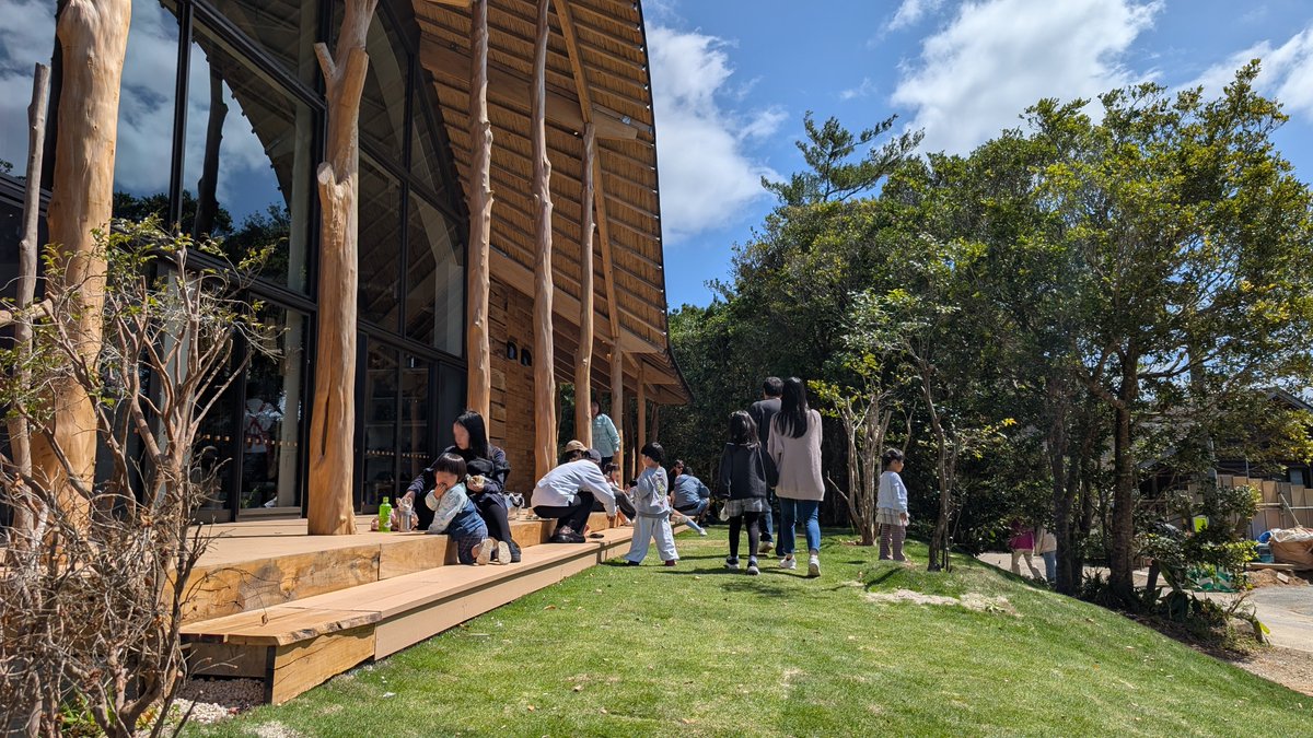tappeiito's tweet photo. 本日、やんばる森のおもちゃ美術館がリニューアルオープンしました！山の頂にゆったり構え、アマハジが迎える建物です。豊かな森と木の魅力を多くの方々に伝えたい思いでつくりました。やんばるの皆さんの木の技術・手仕事の技を結集した、見応えある空間になっています。是非お立ち寄りください！ https://t.co/qZMUE6VWmN