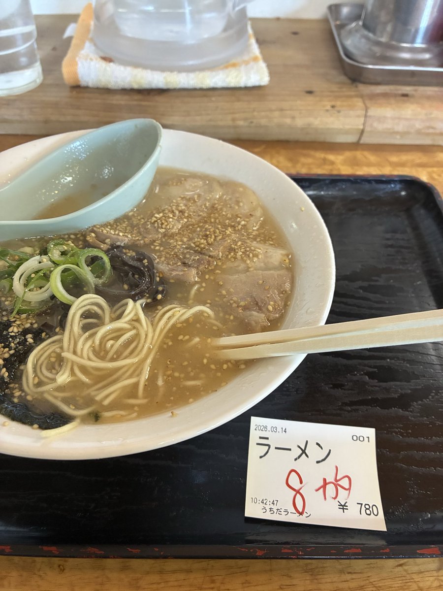 jun1282898's tweet photo. 本日一番乗り
座席8番は端っこでイイんやけど、この時期隙間風がちと寒い
#うちだラーメン https://t.co/eTd0Q9blnc