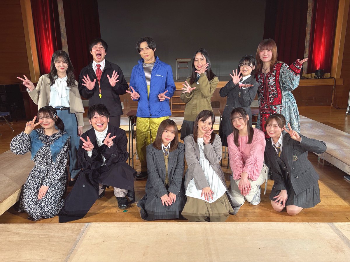 tkimg_section92's tweet photo. 【#学校あす卒 一番緊張した本番】

3月10日母校、錦城高校での1日限りの学校公演
「明日の卒業生たち」
朝、車での道中、雪が降り出し、
学校に着いた頃にはかなりの雪模様⛄️

キャストも雪の影響を受け、
学校自体も30分後ろ倒しでのスタート🌀

当日は場当たり・ランスルー
限られた時間の中、キャスト・スタッフワークで乗り切る
ゲネプロは行えませんでした

始まる30分前、雪と授業後ろ倒しの影響で10分押しが決まった開演時間
最初で最後の気合い入れ‼️

何人学生がくるかもわからない
そんな状況でした

開場して、一人、また一人と生徒や先生が増えていく
まるでお芝居を始めた頃、いったい何人がみに来てくれるのか、毎回そわそわしていた頃のように

開演
僕はプロジェクターの操作のために、
一番前の客席と同じところにいました

始まってからの約90分間
こんなにもずっと心臓がドキドキしていた本番はなかった
途中に起きた機材トラブル
キャストのアドリブでその場を繋いで、なんとか対処

まさに生ものだと思う瞬間でした

終演後カーテンコールにてご挨拶と役者紹介をさせて頂きました。

なるべく学生たちのことを見ようと思ったけど、
少し緊張が勝っていた気がする
それでも今まで聞いた拍手と、なにかが違う拍手だった

終演後のホールで、新聞委員会の学生の話を聞いたり、
映画研究部の後輩たちがアンケートを書いてくれたり、
そんな中、バラシ作業同時に始まり、
16時半にはトラック搬出
全てが終わって、学校を出たのが18時でした

これが学校公演

1日がとても濃かった。

僕は前にいたからわからなかったけど、
客席にいた先生からも、学生たちの反応の良さなどを聞いた。
実際アンケートには、「初めて演劇を見た」「劇場で見たいと思った」「この役がよかった。このセリフが良かった」とたくさんの文字で溢れていた

母校にこういった形で戻ってくるなんて想像もしていなかったけれど
これが谷口がこれから演劇でエンタメでやりたいことだと思う
お客様ではなく、その学校の生徒たち
キャストのことを目的で見に来た人じゃない人たち
その人たちに物語を届けていく

高校時代を駆け抜けた谷口が選んだ恩返しの一つがこれだったのだと思います

あす卒のモデルになった錦城で、かつての錦城を舞台にした作品を上演するというのもとても貴重だった

学校でやろうと決めた2024年
模索しながら考えた2025年
そして2026年、ついに学校での公演を実現した

行動したらできるものだけれど、
それにはたくさんの助けや支えがありました

今回の企画を通してくださった北川先生、松下先生に感謝

本企画を支えたいとサポート、支援してくださったファンの皆様に感謝

そして、この企画に参加したいと、この船に乗ってくれたキャスト・スタッフに感謝です

この旅ははじまり

これからです

ありがとうございました