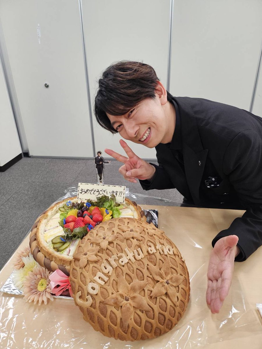 hatano_official's tweet photo. MCの大橋さん☺️
僕が何かを始めるとき、いつも力を貸してくれます。
お忙しい中駆け付けてくれて本当にありがとうございます🙏
おかげで朗読劇『スサノオ』も楽しくお届けできました！ https://t.co/ahKFu7Qvcf
