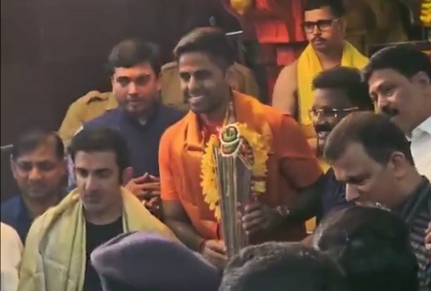 कोच गंभीर और कप्तान सूर्या भाऊ सिद्धि विनायक मंदिर पहुँचे।
कीर्ति आजाद को किसी ने सीरियस नहीं लिया