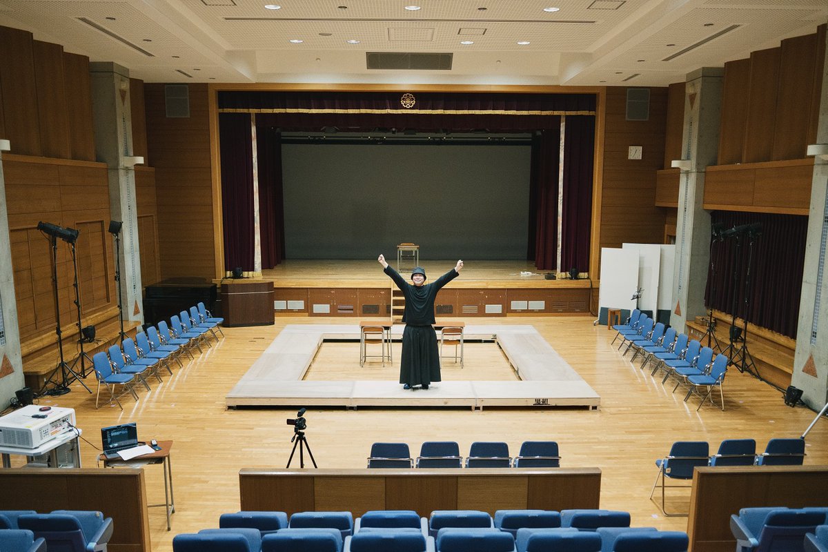 tkimg_section92's tweet photo. 【#学校あす卒 一番緊張した本番】

3月10日母校、錦城高校での1日限りの学校公演
「明日の卒業生たち」
朝、車での道中、雪が降り出し、
学校に着いた頃にはかなりの雪模様⛄️

キャストも雪の影響を受け、
学校自体も30分後ろ倒しでのスタート🌀

当日は場当たり・ランスルー
限られた時間の中、キャスト・スタッフワークで乗り切る
ゲネプロは行えませんでした

始まる30分前、雪と授業後ろ倒しの影響で10分押しが決まった開演時間
最初で最後の気合い入れ‼️

何人学生がくるかもわからない
そんな状況でした

開場して、一人、また一人と生徒や先生が増えていく
まるでお芝居を始めた頃、いったい何人がみに来てくれるのか、毎回そわそわしていた頃のように

開演
僕はプロジェクターの操作のために、
一番前の客席と同じところにいました

始まってからの約90分間
こんなにもずっと心臓がドキドキしていた本番はなかった
途中に起きた機材トラブル
キャストのアドリブでその場を繋いで、なんとか対処

まさに生ものだと思う瞬間でした

終演後カーテンコールにてご挨拶と役者紹介をさせて頂きました。

なるべく学生たちのことを見ようと思ったけど、
少し緊張が勝っていた気がする
それでも今まで聞いた拍手と、なにかが違う拍手だった

終演後のホールで、新聞委員会の学生の話を聞いたり、
映画研究部の後輩たちがアンケートを書いてくれたり、
そんな中、バラシ作業同時に始まり、
16時半にはトラック搬出
全てが終わって、学校を出たのが18時でした

これが学校公演

1日がとても濃かった。

僕は前にいたからわからなかったけど、
客席にいた先生からも、学生たちの反応の良さなどを聞いた。
実際アンケートには、「初めて演劇を見た」「劇場で見たいと思った」「この役がよかった。このセリフが良かった」とたくさんの文字で溢れていた

母校にこういった形で戻ってくるなんて想像もしていなかったけれど
これが谷口がこれから演劇でエンタメでやりたいことだと思う
お客様ではなく、その学校の生徒たち
キャストのことを目的で見に来た人じゃない人たち
その人たちに物語を届けていく

高校時代を駆け抜けた谷口が選んだ恩返しの一つがこれだったのだと思います

あす卒のモデルになった錦城で、かつての錦城を舞台にした作品を上演するというのもとても貴重だった

学校でやろうと決めた2024年
模索しながら考えた2025年
そして2026年、ついに学校での公演を実現した

行動したらできるものだけれど、
それにはたくさんの助けや支えがありました

今回の企画を通してくださった北川先生、松下先生に感謝

本企画を支えたいとサポート、支援してくださったファンの皆様に感謝

そして、この企画に参加したいと、この船に乗ってくれたキャスト・スタッフに感謝です

この旅ははじまり

これからです

ありがとうございました