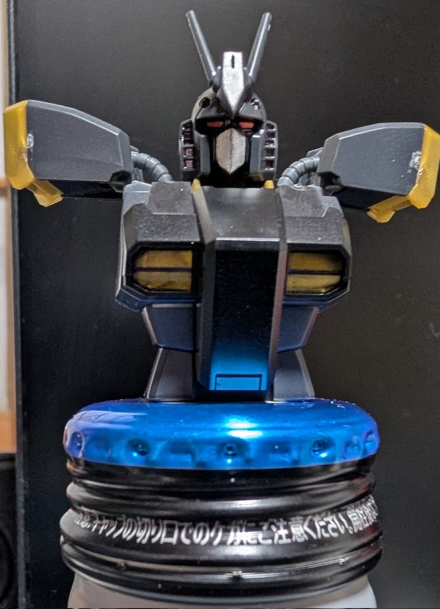 udonge0910's tweet image. ライトニングブラックウォーリアの顔がどうしてもコンボイ(オプティマスプライム)にしか見えないのでツインアイをメタルレッドで塗りフェイス部をガンメタシルバーで塗ってネメシスプライムを意識した作風です！ロビンマスクにも見えるかな(笑)
#ガンプラ
#HGBF
#製作中