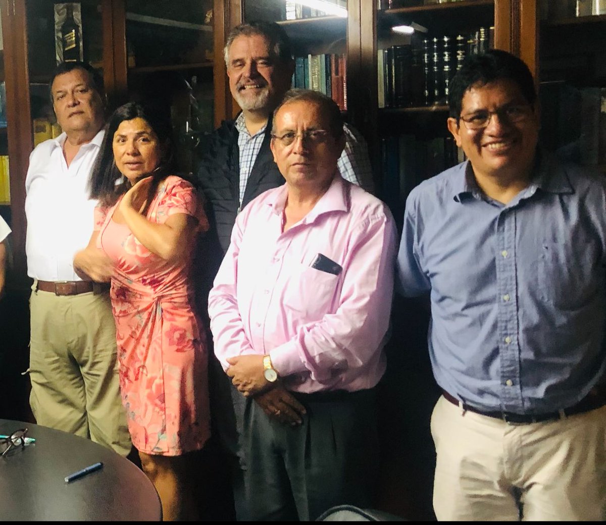 Los hermanos Boluarte están bien relacionados cn el Partido del BuenGobierno. Nicanor Boluarte está gravemente en problemas judiciales igual q su hermana Dina por ASESINATOS en el sur. Así es como miserables USAN otros rostros para evadir la justicia.Pensaron q nadie descubriría.