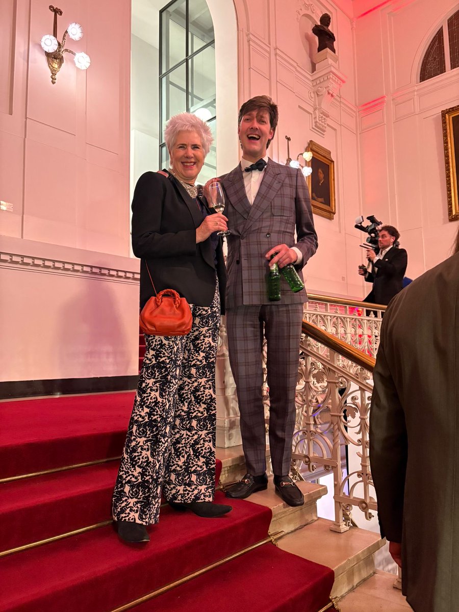 louise van zetten tweet media