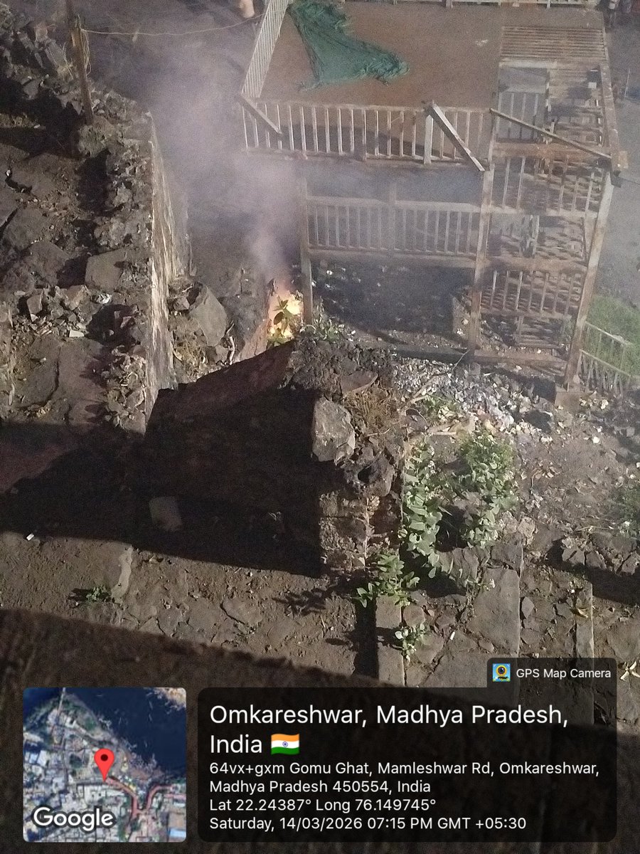 Burning plastic waste near the sacred ghats of Mamleshwar is shocking. it seems to be happening regularly,polluting  air &amp; river environment.Hope Nagar Palika Omkareshwar takes quick action.plz stop open garbage burning.<a href="/MPPCB_MP/">M.P Pollution Control Board</a> <a href="/CMMadhyaPradesh/">Chief Minister, MP</a>
<a href="/SwachhBharatGov/">Swachh Bharat Urban</a> <a href="/cleanAirBharat/">CitizensForCleanAirBharat</a>