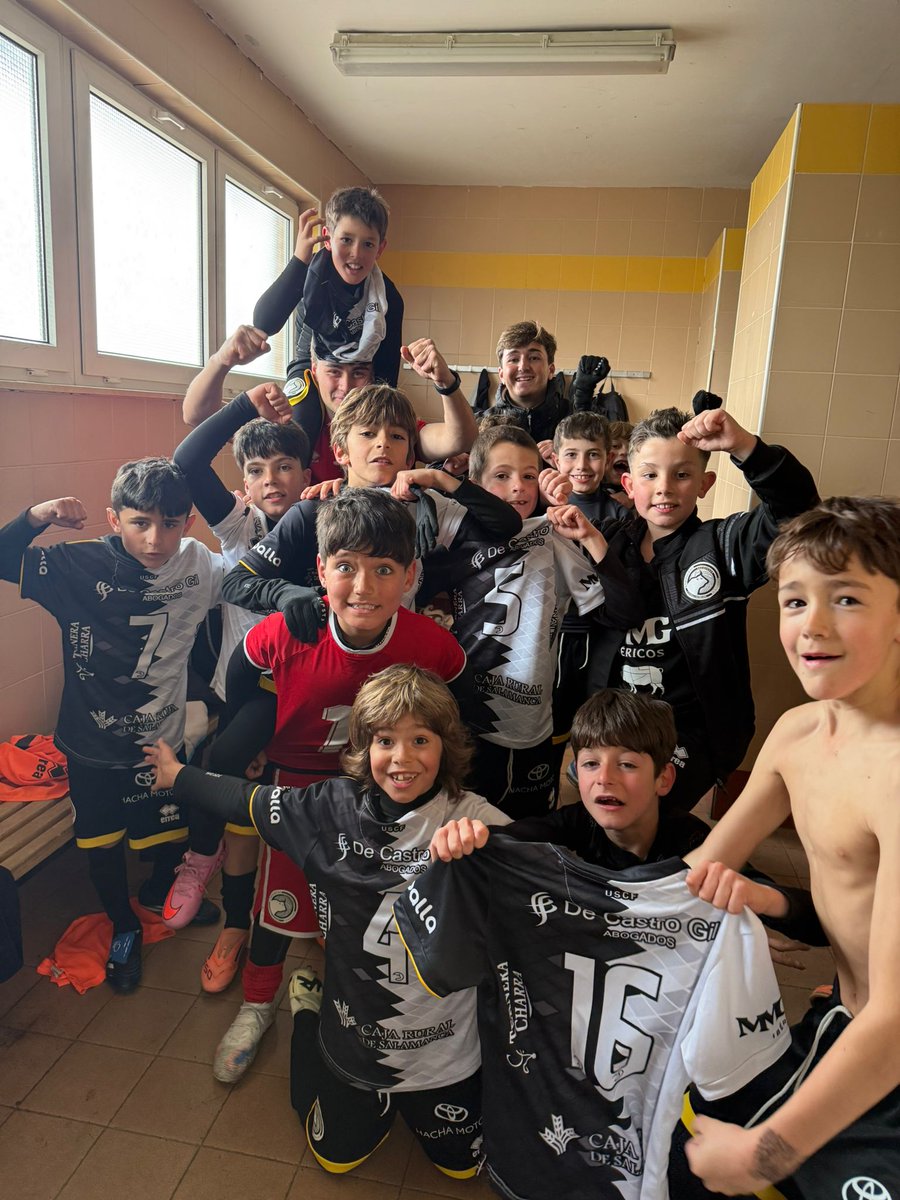 USCFbase's tweet photo. 📎 𝐑𝐄𝐒𝐔𝐋𝐓𝐀𝐃𝐎 |

✅ Gran remontada del Benjamín B que caía 2-0 para llevarse tres puntos que nos permite situarnos a un punto del líder. 

CD San Agustín 3️⃣
🆚️
@UnionistasCF Benjamín B 4️⃣

#ConstruyendoUSCF 🏗️ https://t.co/ziMnzsqGnA