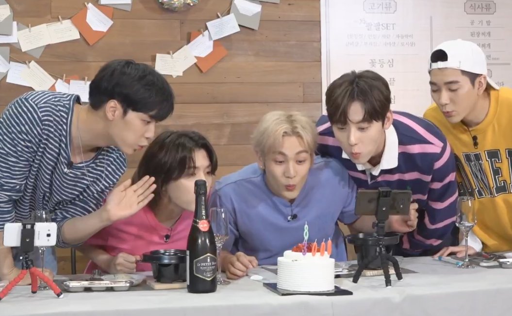 Maeyang931's tweet photo. NU'EST 14th Anniversary 🎂🥂🥳

My NU'EST ~love you always 🫶
#뉴이스트_데뷔14주년_축하해
#NUEST_14TH_ANNIVERSARY https://t.co/LMQ5UL0QC4