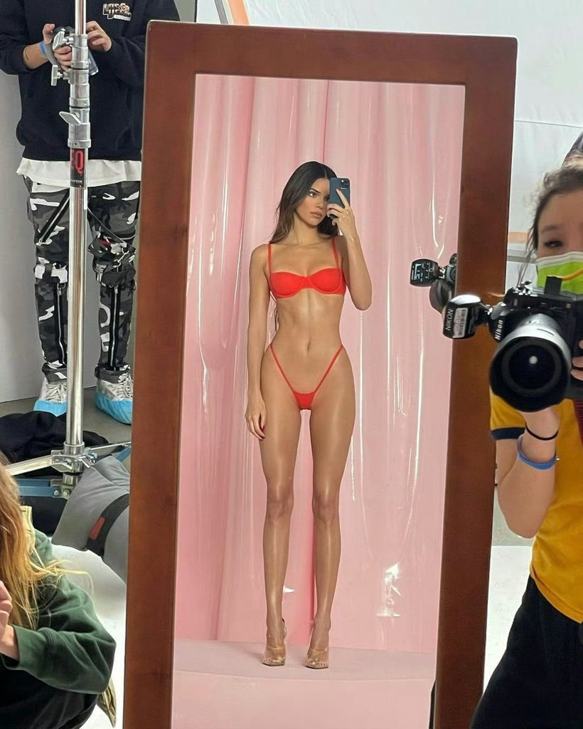 Kendall Jenner肯豆情人节泳装写真 https://t.co/1HaFTJ3cnT