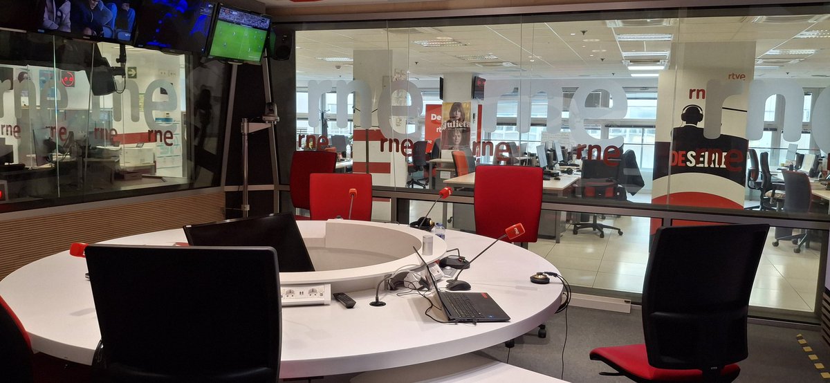 BorjaInzaRTVE's tweet photo. Un placer y un lujo presentar anoche en RADIO NACIONAL RNE "Radiogaceta de los deportes", el programa decano de la radio DEPORTIVA española.
La había presentado alguna vez hace muchos años. Me vinieron recuerdos del maestro, Juan Manolo Gozalo.
#Equipo
#RNEdeportes
#Vamooosss https://t.co/aYWPKQdYOE