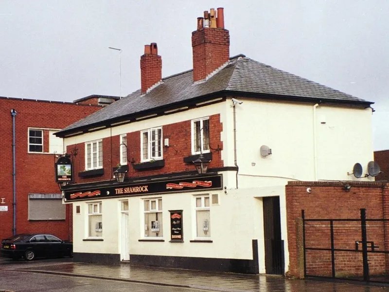 PubMaverik's tweet photo. Pub being saved..
Due open this year... 
The Shamrock, a historic 19th-century Irish pub in Ancoats, Manchester, is being transformed into The Spinner’s Rest by Joseph Holt brewery. Following a £1.8 million refurbishment, the pub on Bengal Street is set to reopen to honor the area’s industrial heritage, featuring a new, larger venue with a beer garden.