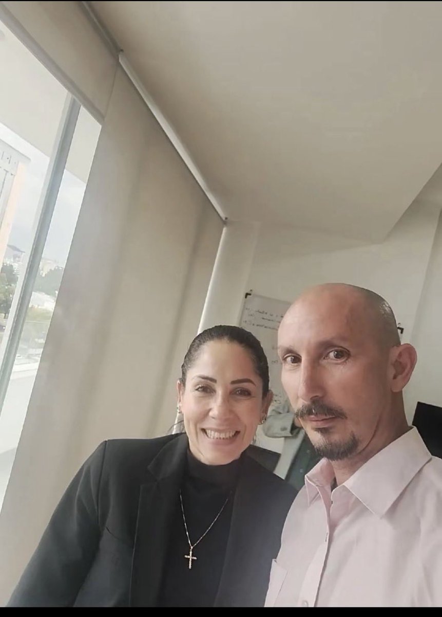 ocusberry2525's tweet photo. Este personaje  pertenece a la RC5 y es el que intimidó ayer a la periodista de Teleamazonas en una manifestación. No usan el cerebro sino el hígado para actuar. Y miren con quién aparece en una de las  tomas. No olviden a este estómago agradecido
#RedDeTuiterosDemocraticos https://t.co/SLiqFmQsQx