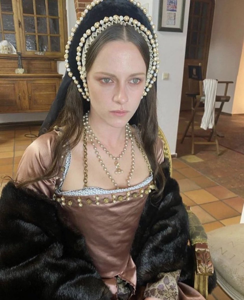 TheCinesthetic's tweet photo. kristen stewart as anne boleyn 📸 https://t.co/Qp6G0FGbXe