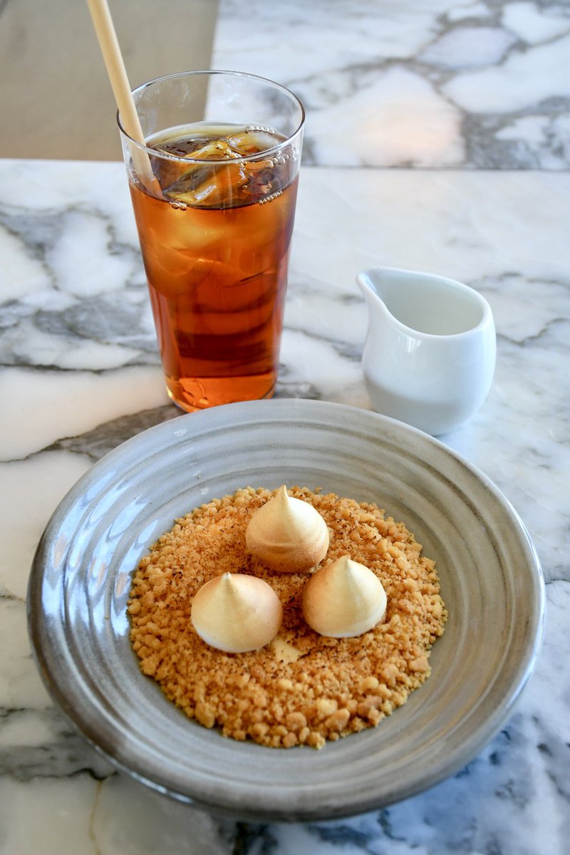 1119mkt's tweet image. 銀座  #TheApollo

レモンパイとアールグレイ

メニューは2人分の値段と量だったんだけど、1人分でも用意できると教えてくれたのでそれでお願いしました。