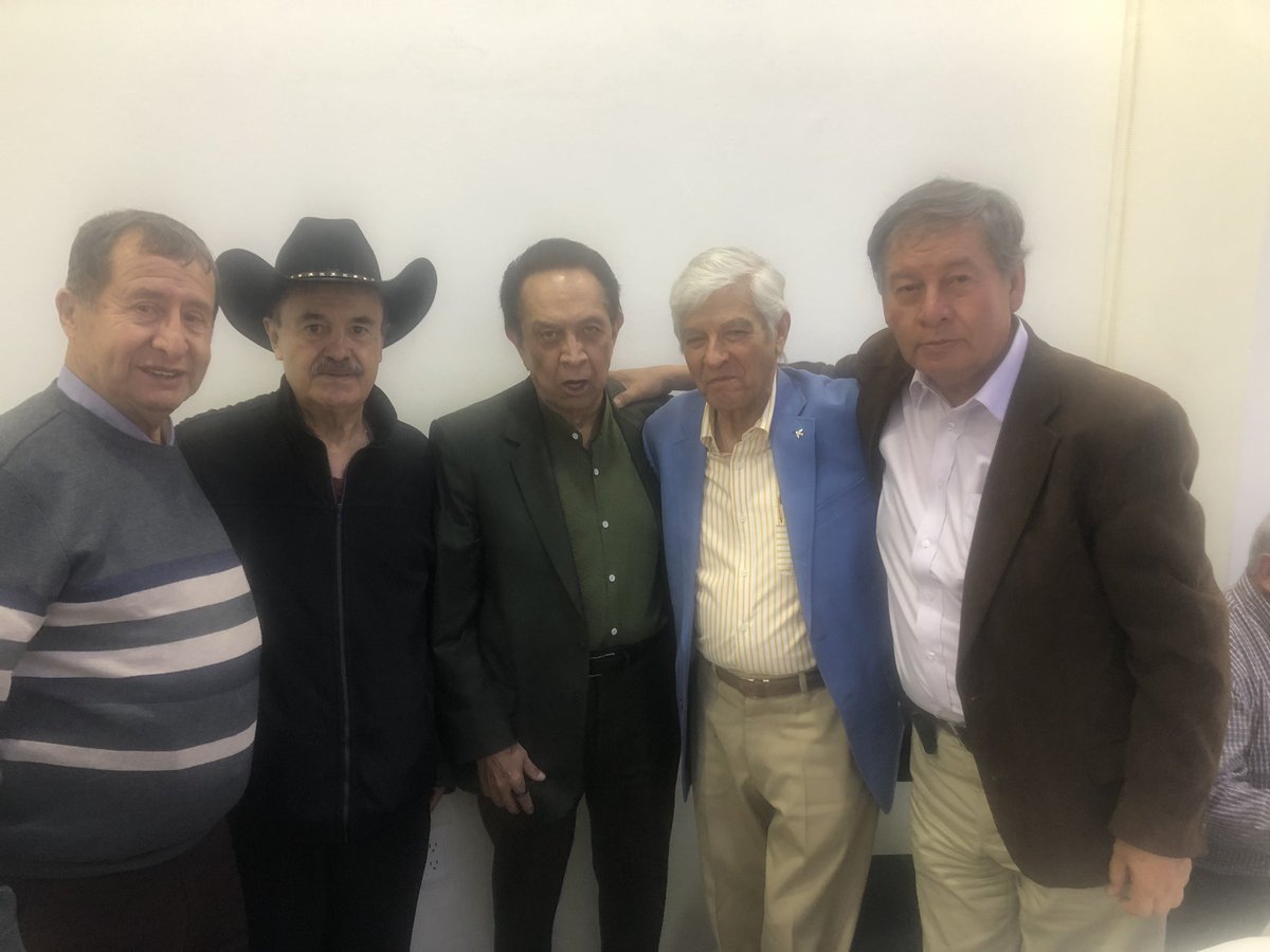 AnyeloMH's tweet photo. Hoy tuvimos la excelente oportunidad de felicitar a un gran ser humano, nuestro amigo Sergio Pacheco Aguilar con motivo de su cumpleaños y saludar al Lic Victor Manuel Tinoco Rubí exgobernador de Michoacán. https://t.co/3LoGuUdCnw