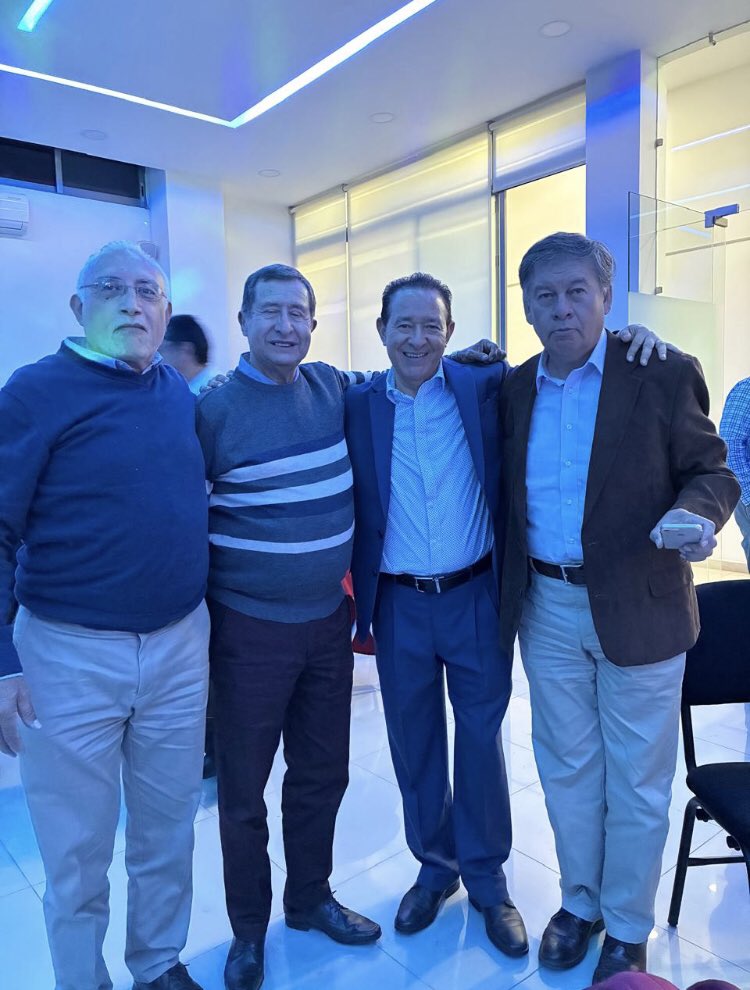 AnyeloMH's tweet photo. Hoy tuvimos la excelente oportunidad de felicitar a un gran ser humano, nuestro amigo Sergio Pacheco Aguilar con motivo de su cumpleaños y saludar al Lic Victor Manuel Tinoco Rubí exgobernador de Michoacán. https://t.co/3LoGuUdCnw
