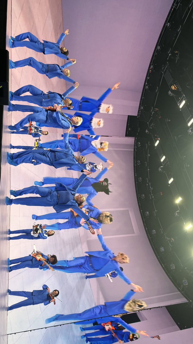 ThomasKinsella's tweet photo. Amazing show #DavidByrne #Dublin #3Arena https://t.co/MrkJfX25KY