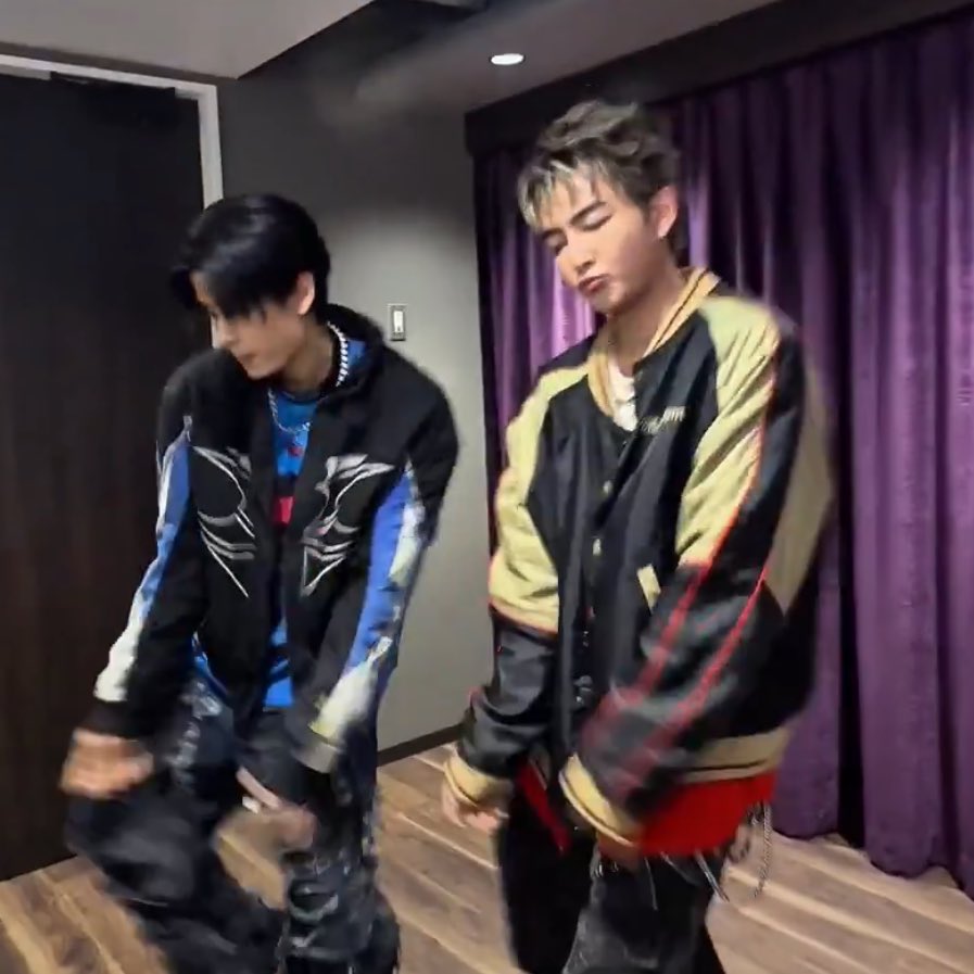 แล้วจะไม่ให้ปองชูรักญี่ปุ่นได้ไง
มาญี่ปุ่น 2 วันได้รูปคู่กับเต้นคู่
อยู่ไทย 3 เดือนศูนย์โมเม้น ไอ่บ้า
ด้ายแดงญี่ปุ่นของจริง 💚🩷