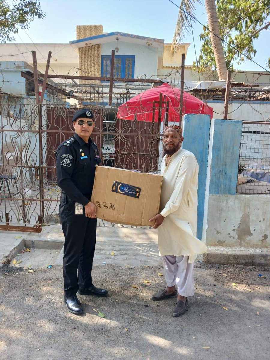 ssusindhpolice's tweet image. ڈی آئی جی سیکیورٹی ڈاکٹر مقصود احمد کی خصوصی ہدایات پر سیکیورٹی ڈویژن کے شہداء کے اہلِ خانہ میں رمضان المبارک کی مناسبت سے تحائف تقسیم کیے گئے

#SSU | #Shuhada | #Family | #SecurityDivision | #Sindhpolice