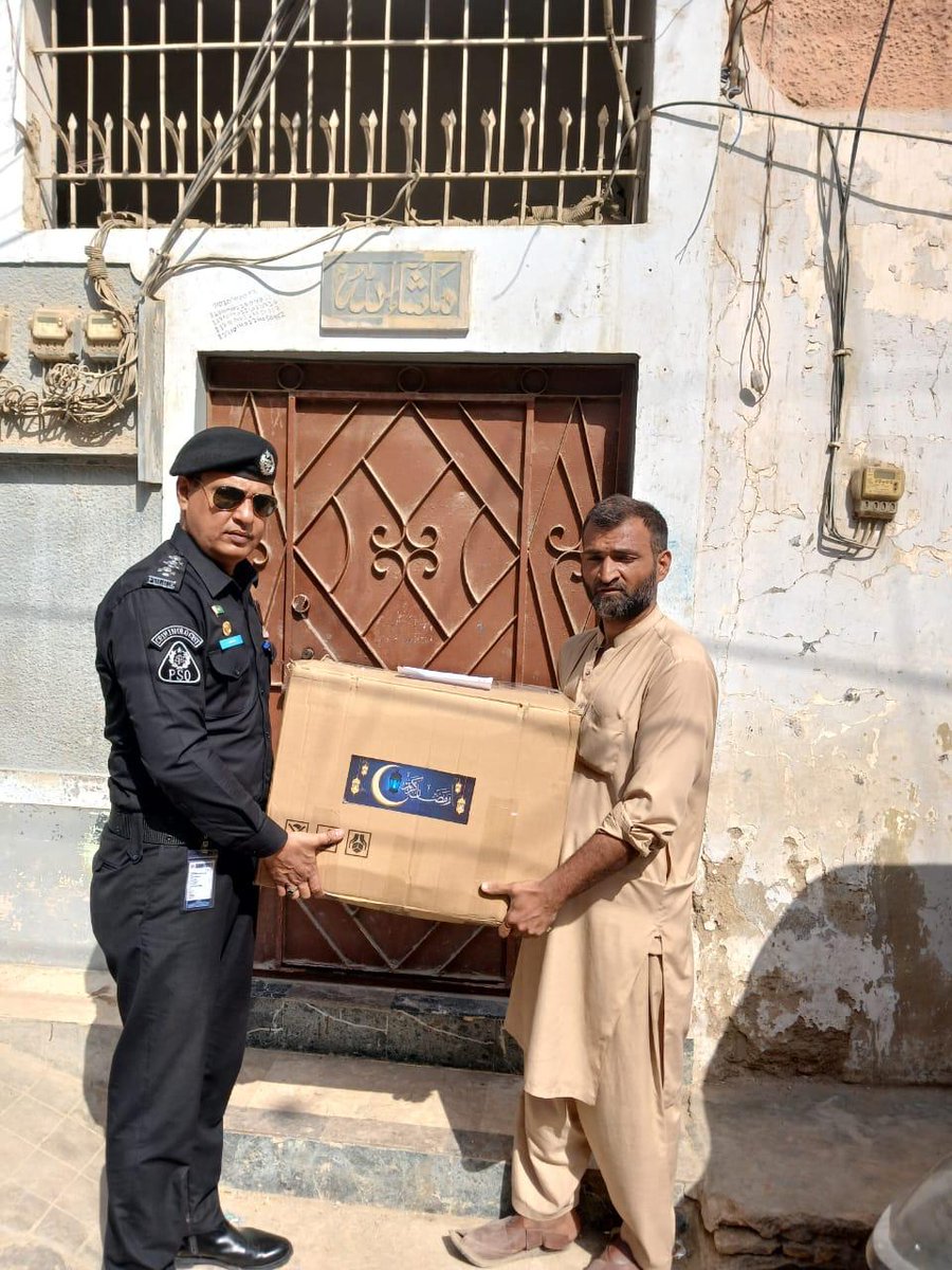 ssusindhpolice's tweet image. ڈی آئی جی سیکیورٹی ڈاکٹر مقصود احمد کی خصوصی ہدایات پر سیکیورٹی ڈویژن کے شہداء کے اہلِ خانہ میں رمضان المبارک کی مناسبت سے تحائف تقسیم کیے گئے

#SSU | #Shuhada | #Family | #SecurityDivision | #Sindhpolice