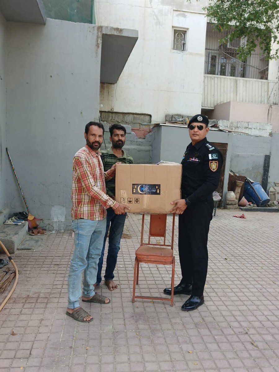 ssusindhpolice's tweet image. ڈی آئی جی سیکیورٹی ڈاکٹر مقصود احمد کی خصوصی ہدایات پر سیکیورٹی ڈویژن کے شہداء کے اہلِ خانہ میں رمضان المبارک کی مناسبت سے تحائف تقسیم کیے گئے

#SSU | #Shuhada | #Family | #SecurityDivision | #Sindhpolice