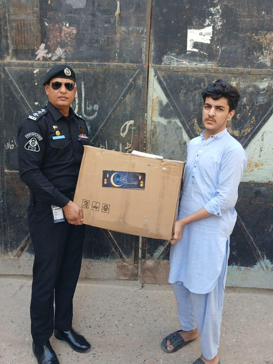 ssusindhpolice's tweet image. ڈی آئی جی سیکیورٹی ڈاکٹر مقصود احمد کی خصوصی ہدایات پر سیکیورٹی ڈویژن کے شہداء کے اہلِ خانہ میں رمضان المبارک کی مناسبت سے تحائف تقسیم کیے گئے

#SSU | #Shuhada | #Family | #SecurityDivision | #Sindhpolice