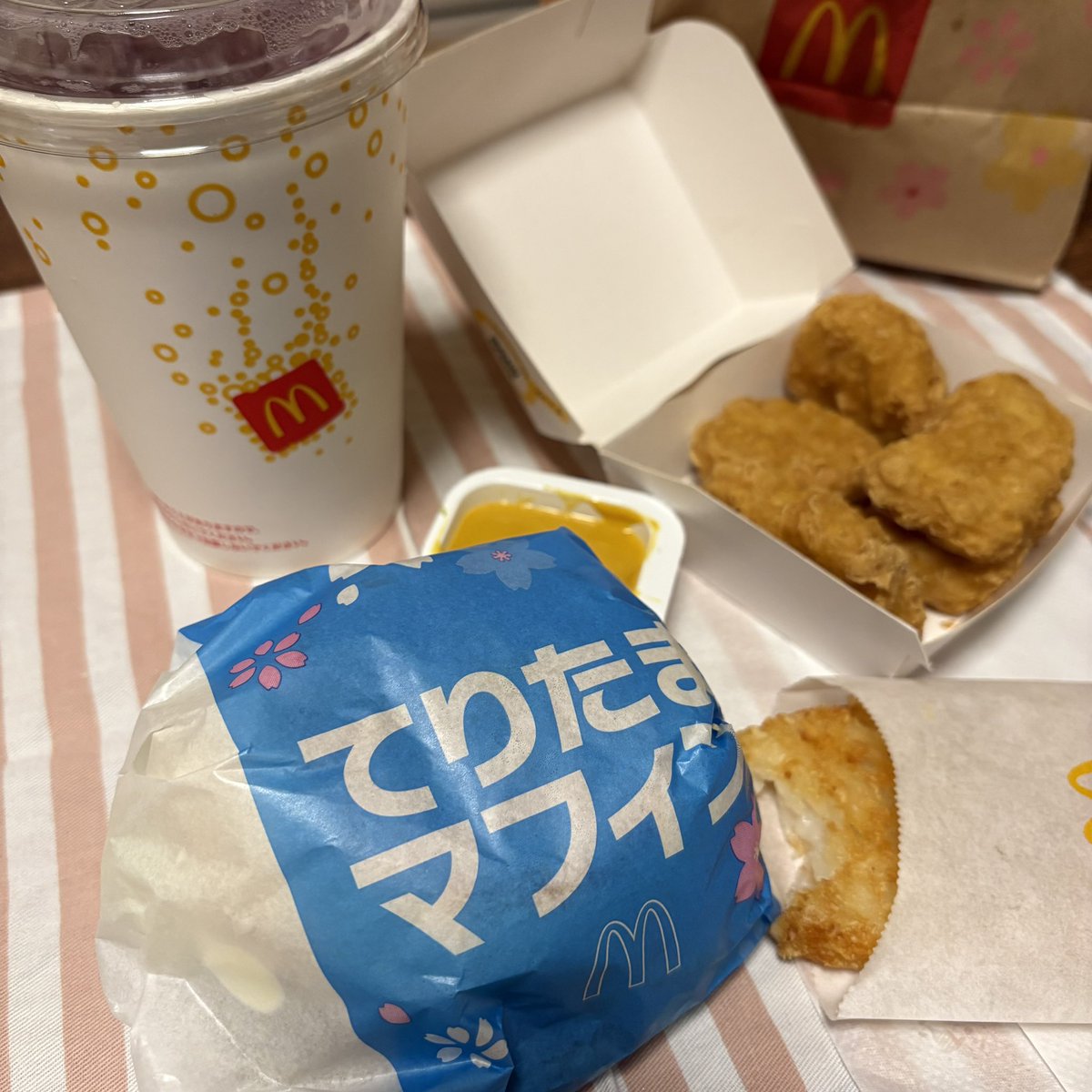 sakiui's tweet photo. ホワイトデーだからって何も気にせずたくさん食べた日🤍✌︎🤍 https://t.co/QrMYvDGzEq