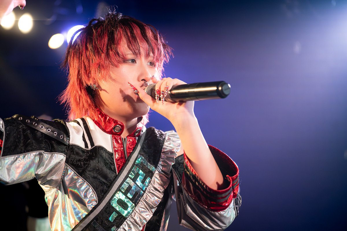 basslinelab1's tweet image. ROOT REAL -ルートリアルｰ
@rootreal_info 

白：八女蘭れん #やめられん
@yameraren_0930

紅：亜紗紅るな #あさくるな
@asakuluna_0327

緑：会綺楽める  #あきらめる
@akirameru_1106

『予測不能・唯一無二な楽曲で
モノトーンな生活の反復を彩る』
#EDM サウンドアイドル🎧