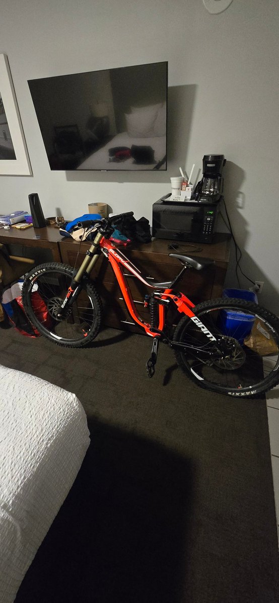 Marketplace snag well on my snowboard trip !! 

Can't wait to get out biking again !

2018 giant glory 😍