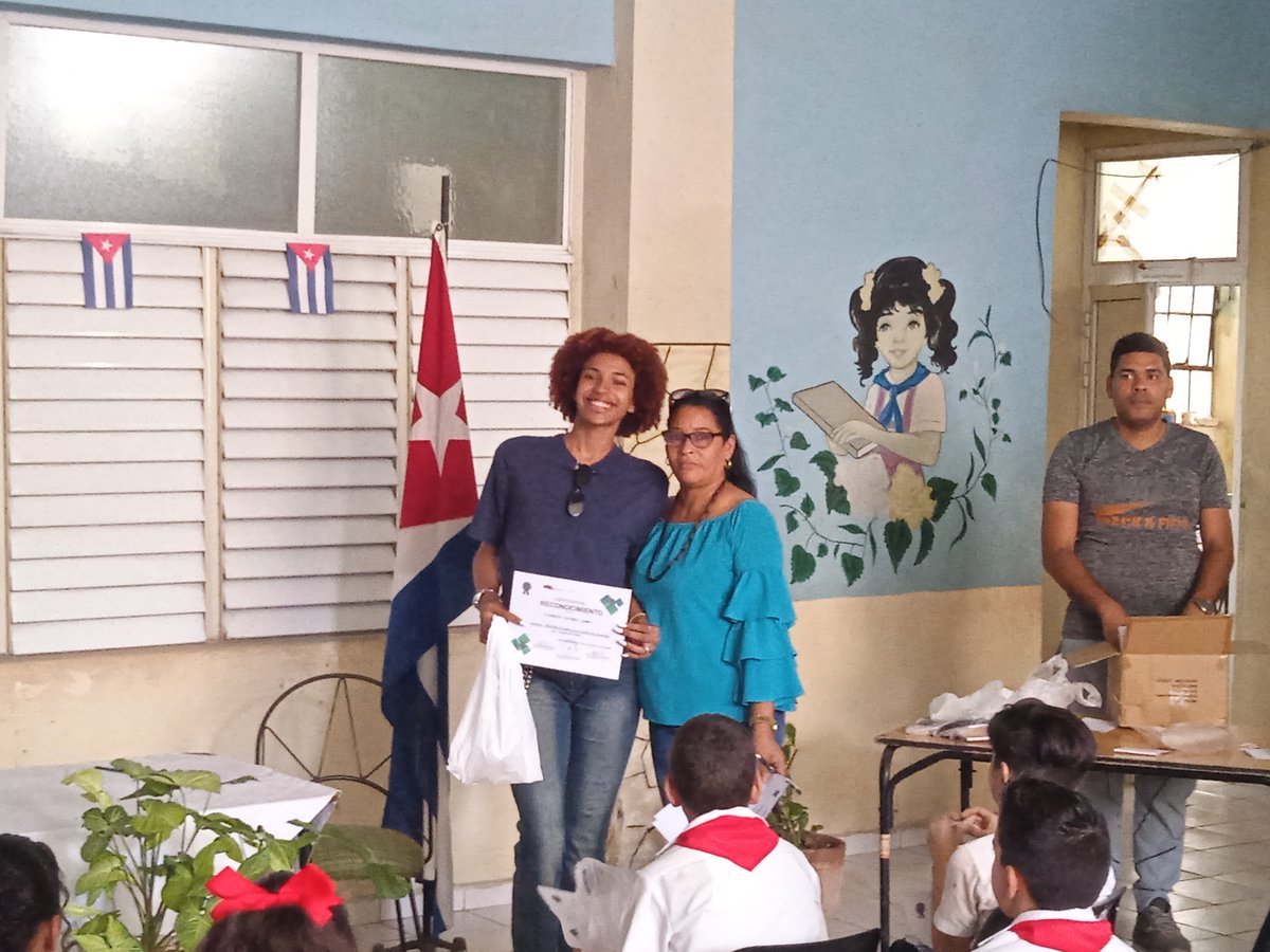 Reconocemos el talento científico y pedagógico de nuestros jóvenes. Estudiantes del Cerro que triunfaron en sociedades científicas y encuentros de monitores recibieron un merecido homenaje. ¡Felicidades por su excelencia y compromiso con el saber! <a href="/educacion_el/">Cerro Dirección General de Educación</a> <a href="/DirectEducaHab/">Karenia Marrero Arrechea</a>