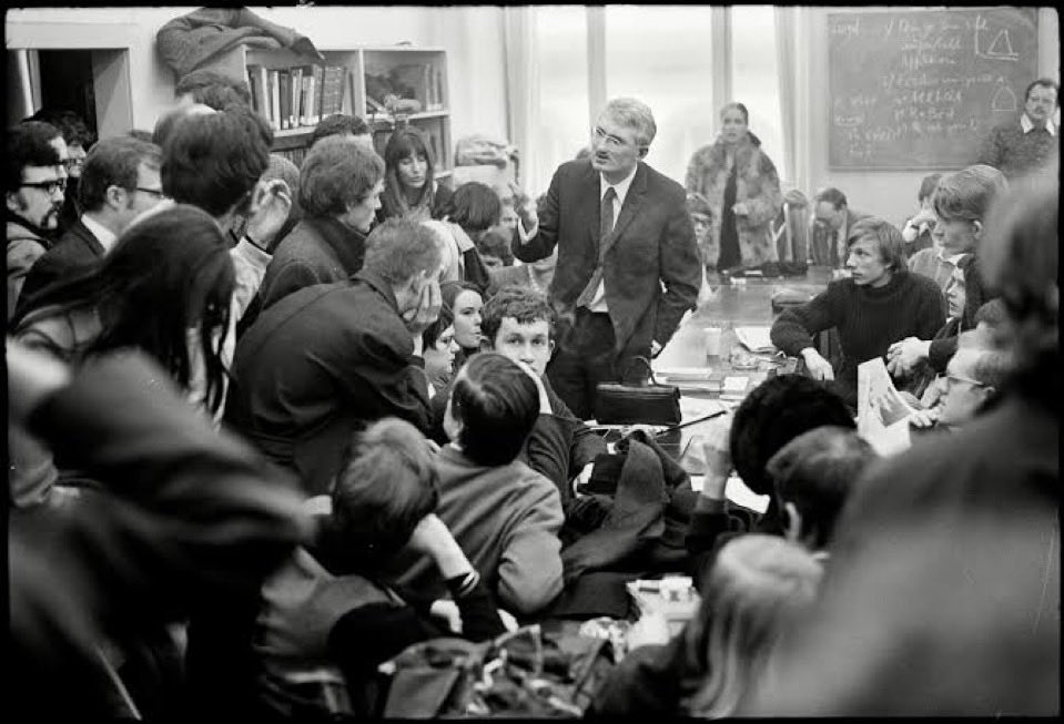 “Es imposible decidir a priori quién aprenderá de quién".
Jürgen Habermas