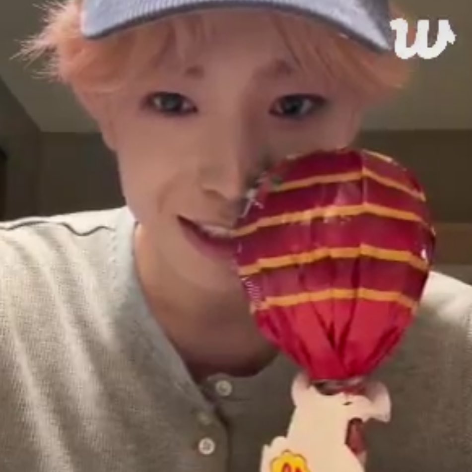 yusionyearner's tweet photo. the concept of yutchi being this small candy and syon being this big ass lollipop.... thinking.... not very good thoughts.... https://t.co/4SqAkp1ffa