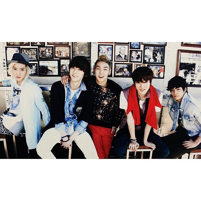 imit_17's tweet photo. 우리뉴이스트데뷔14주년축하해!
#뉴이스트_데뷔14주년_축하해
너희들이항상행복하기만하면좋겠어
#NUEST_14TH_ANNIVERSARY 
여전히정말많이사랑하고있어❤️ https://t.co/kVcc3o8Ccc