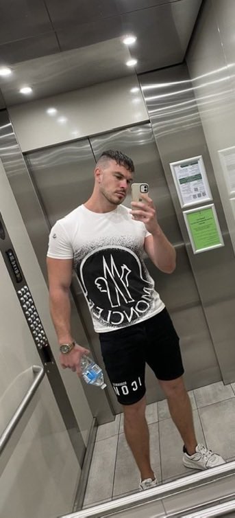 Leslie on Top tweet media