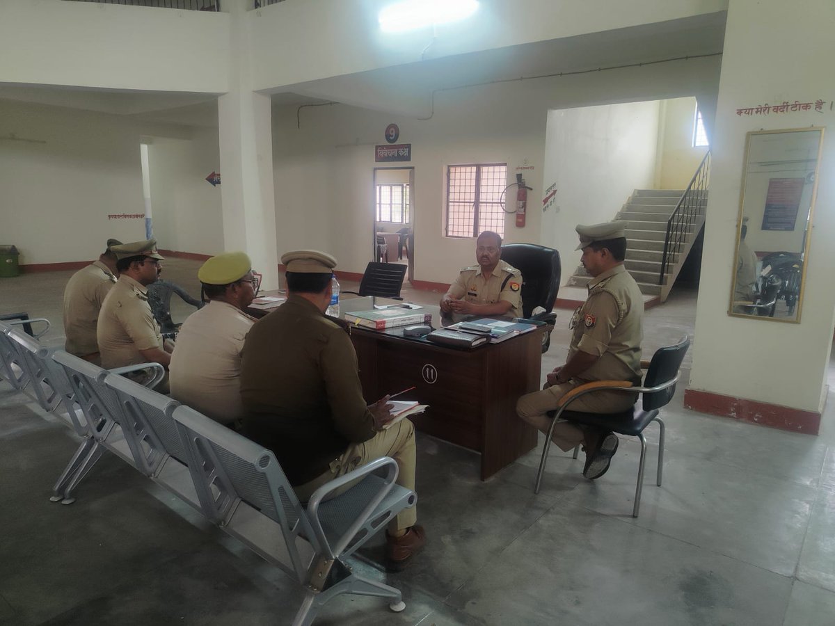 unnaopolice's tweet photo. आज दिनांक 14.03.2026 को श्री प्रेमचंद अपर पुलिस अधीक्षक दक्षिणी द्वारा थाना बांगरमऊ एवं थाना बेहटा मुजावर पर थाने के समस्त विवेचकगण के साथ अर्दली रूम किया गया तथा लंबित विवेचनाओं के त्वरित एवं गुणवत्तापूर्ण निस्तारण हेतु सभी विवेचकगणों को आवश्यक दिशा निर्देश दिए गए। @Igrangelucknow @dgpup @adgzonelucknow @CMOfficeUP @Uppolice