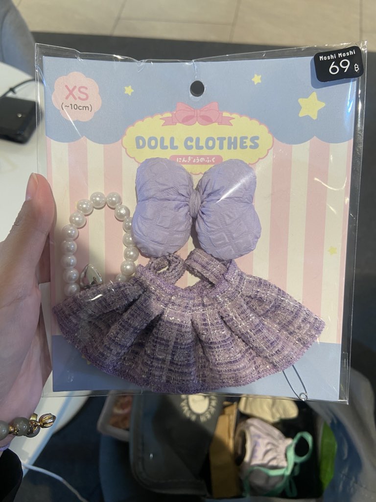 ซื้อชุดใหม่ให้น้องตุ่นจากโมชิโมชิ ตรงโบว์ม่วงนี้ติดยังไงคะ?? มันไม่มีกิ๊บไม่มียางอะไรให้เลยอะ 🥹🥹